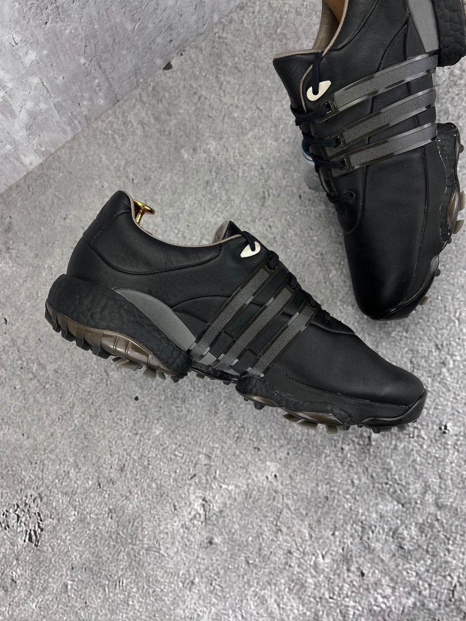 Adidas Tour360 Black Grey - buty sportowe, wewnętrzny panel lewego buta