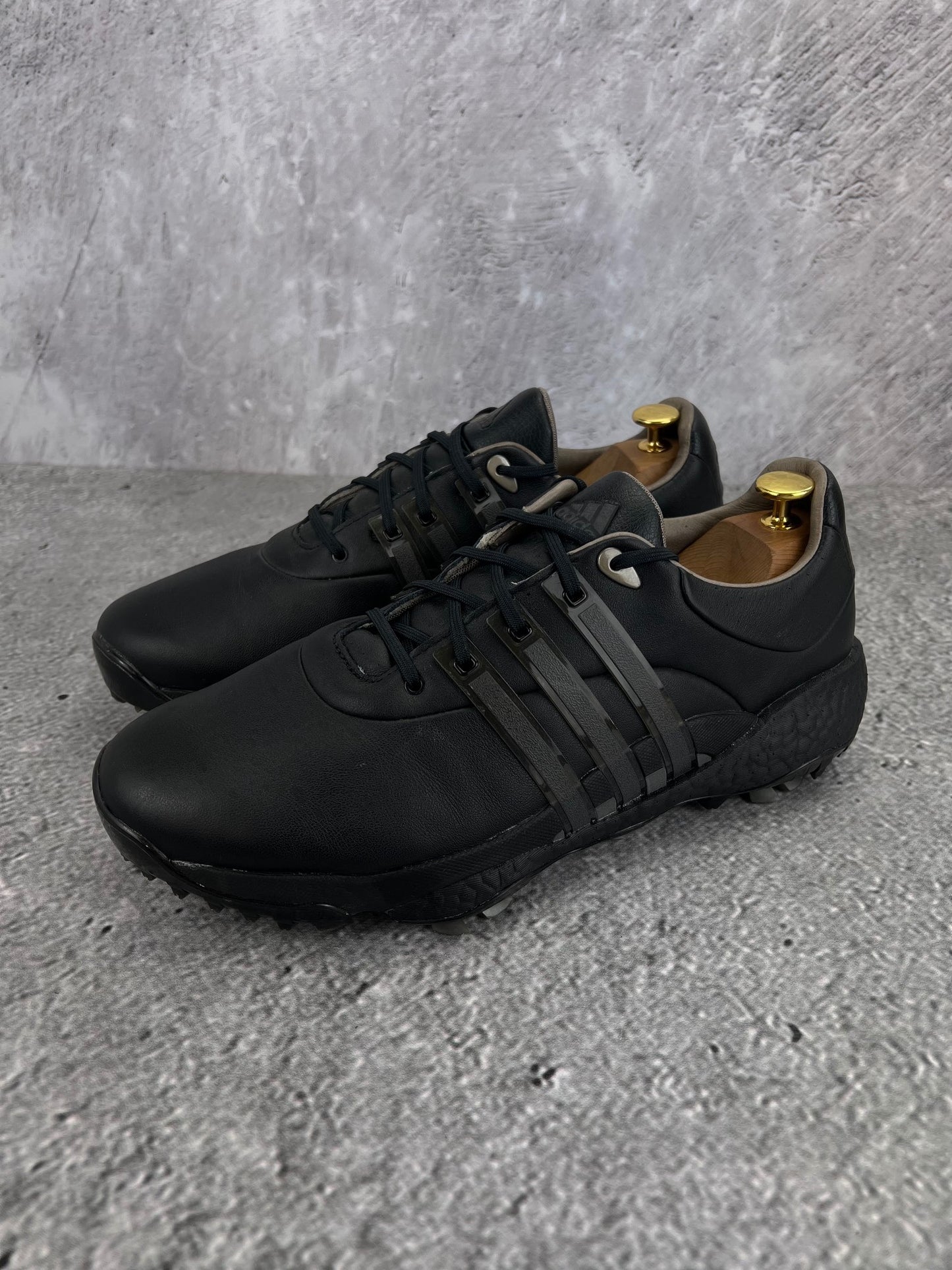 Adidas Tour360 Black Grey - buty sportowe, widok z boku na tle studyjnym