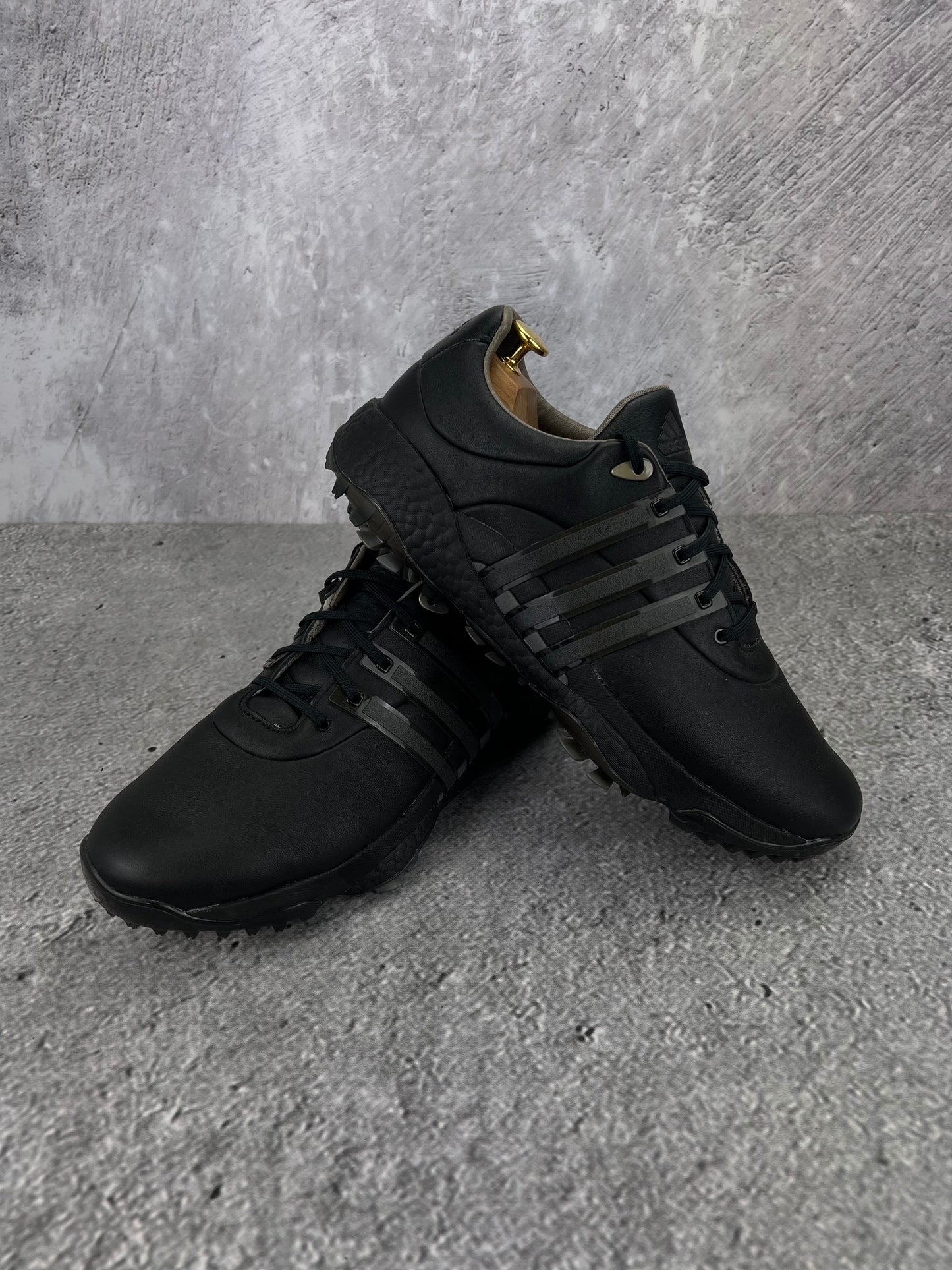 Adidas Tour360 Black Grey - buty sportowe, para butów, widok z boku na tle studyjnym