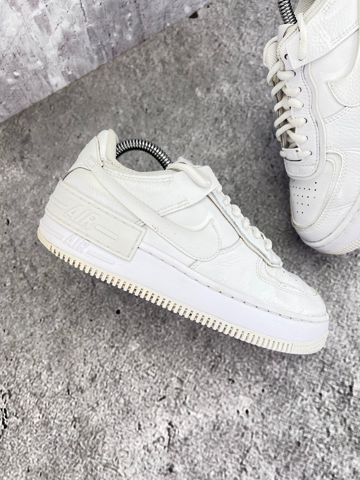Nike Air Force 1 Shadow Triple White - buty sportowe, zewnętrzny panel prawego buta