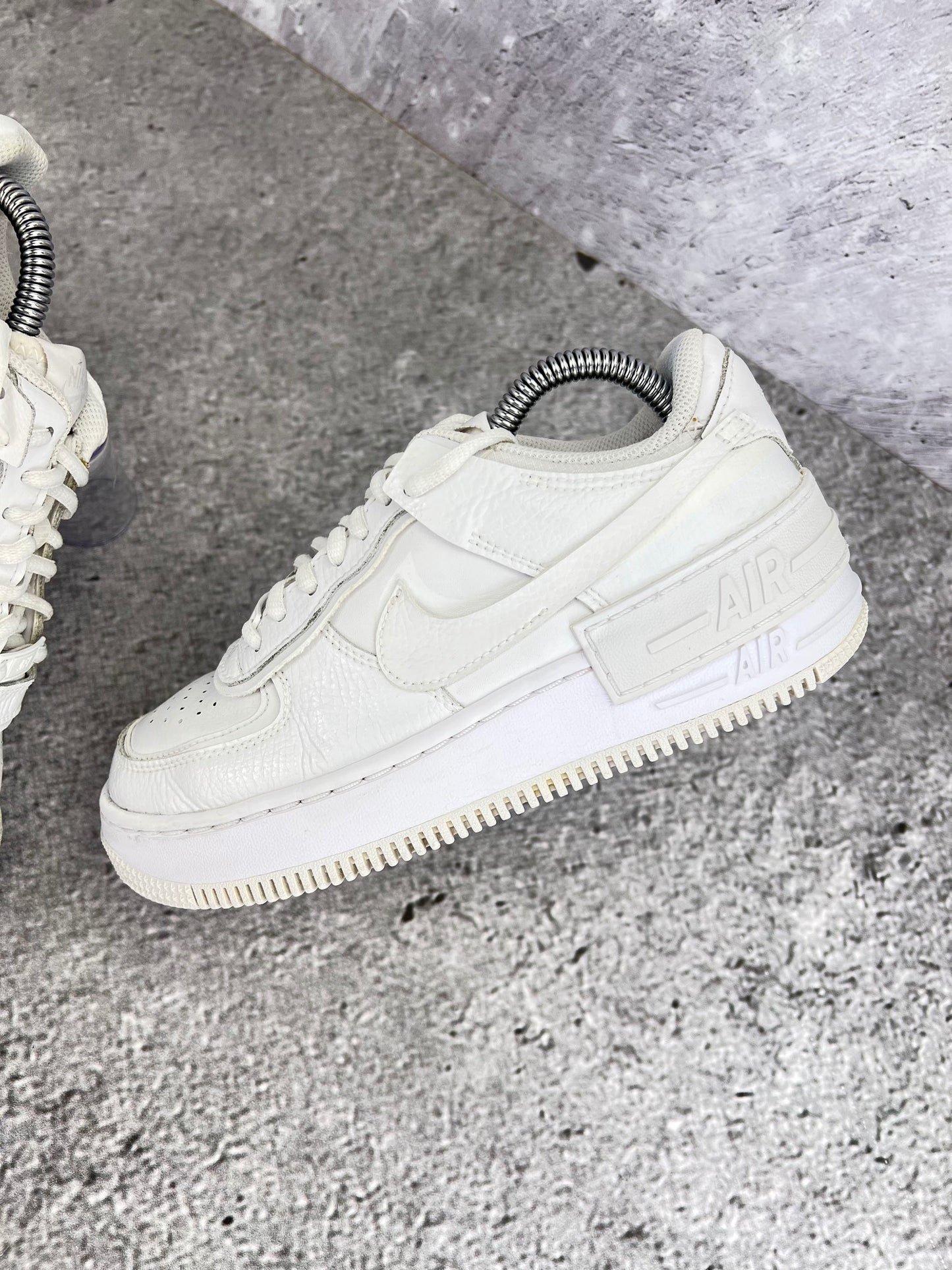 Nike Air Force 1 Shadow Triple White - buty sportowe, zewnętrzny panel lewego buta