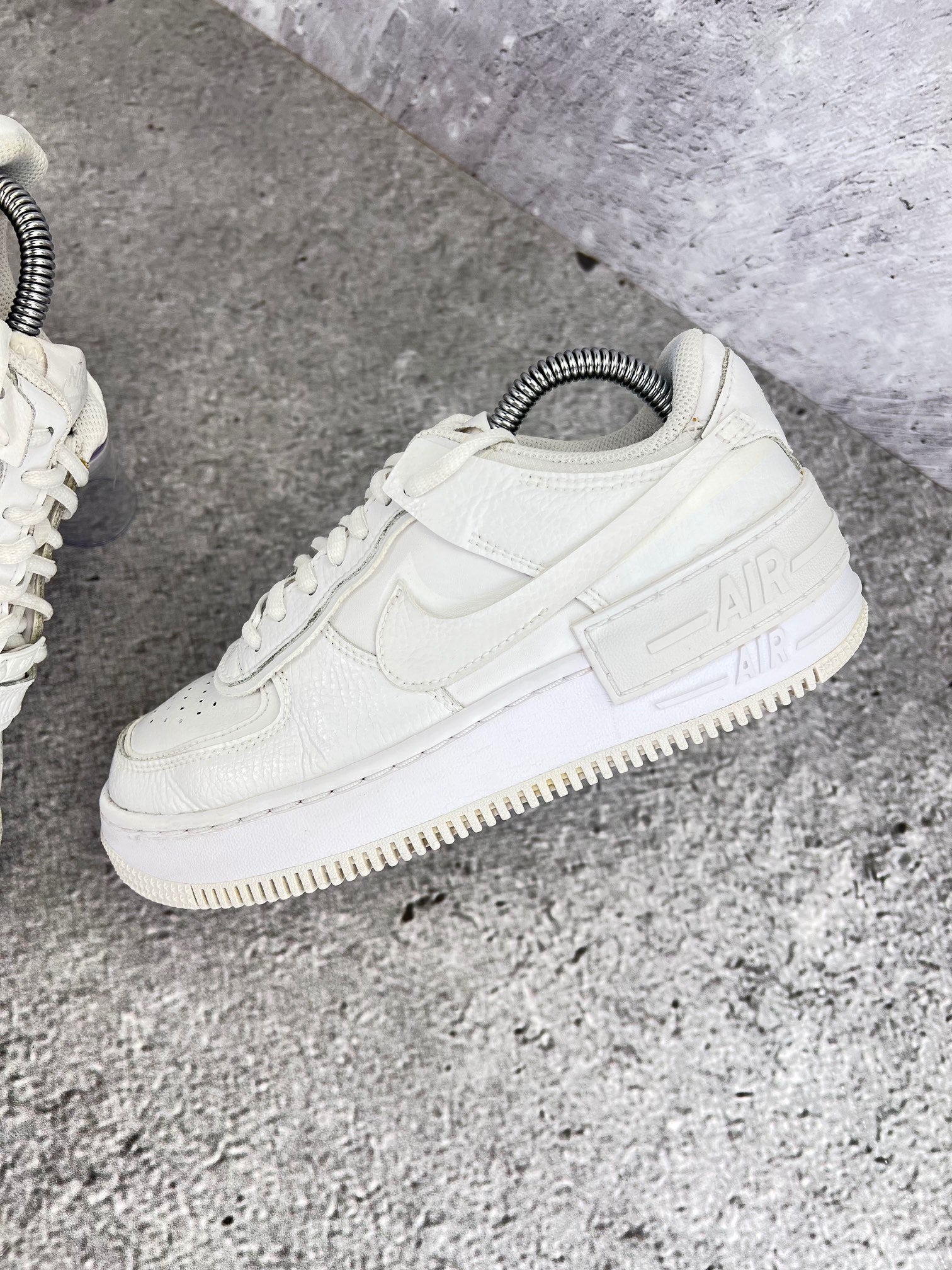 Nike Air Force 1 Shadow Triple White - buty sportowe, zewnętrzny panel lewego buta