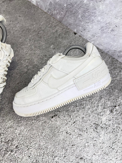 Nike Air Force 1 Shadow Triple White - buty sportowe, zewnętrzny panel lewego buta