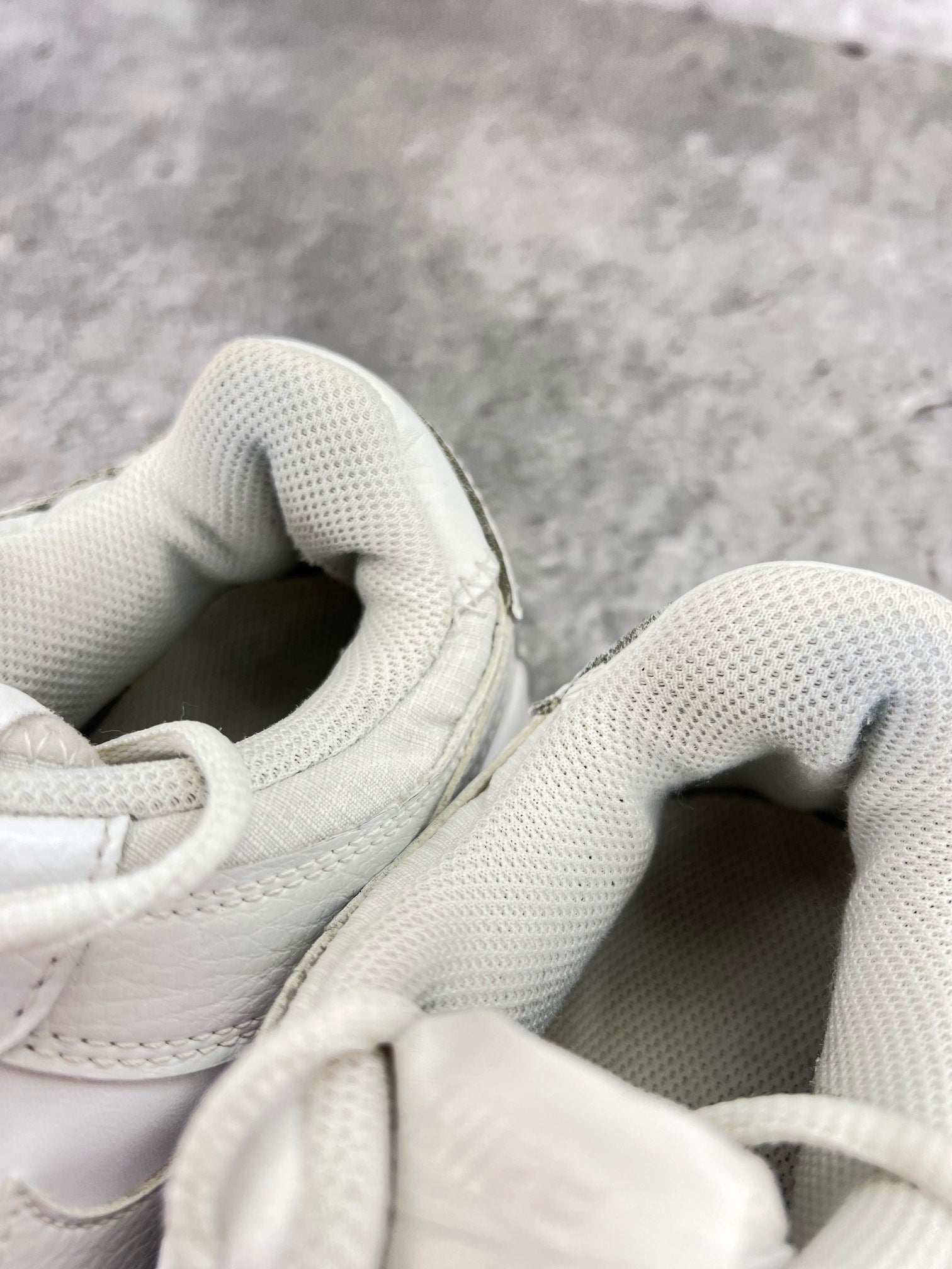 Nike Air Force 1 Shadow Triple White - buty sportowe, zapiętki butów