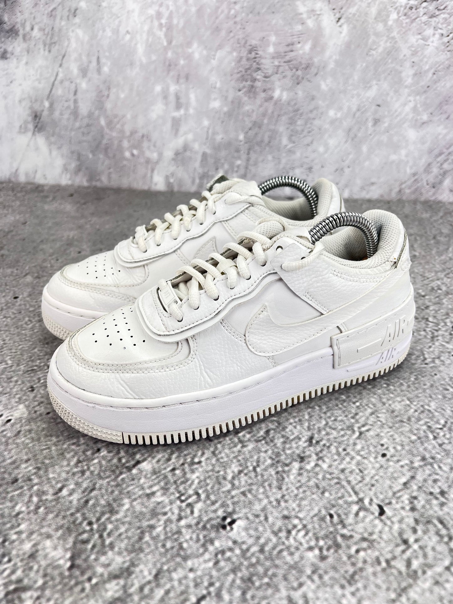 Nike Air Force 1 Shadow Triple White - buty sportowe, widok z boku na tle studyjnym