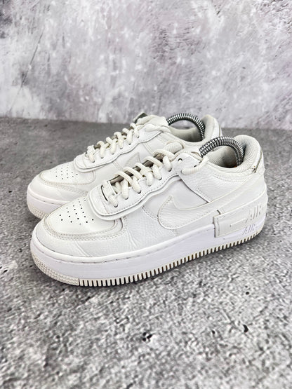Nike Air Force 1 Shadow Triple White - buty sportowe, widok z boku na tle studyjnym