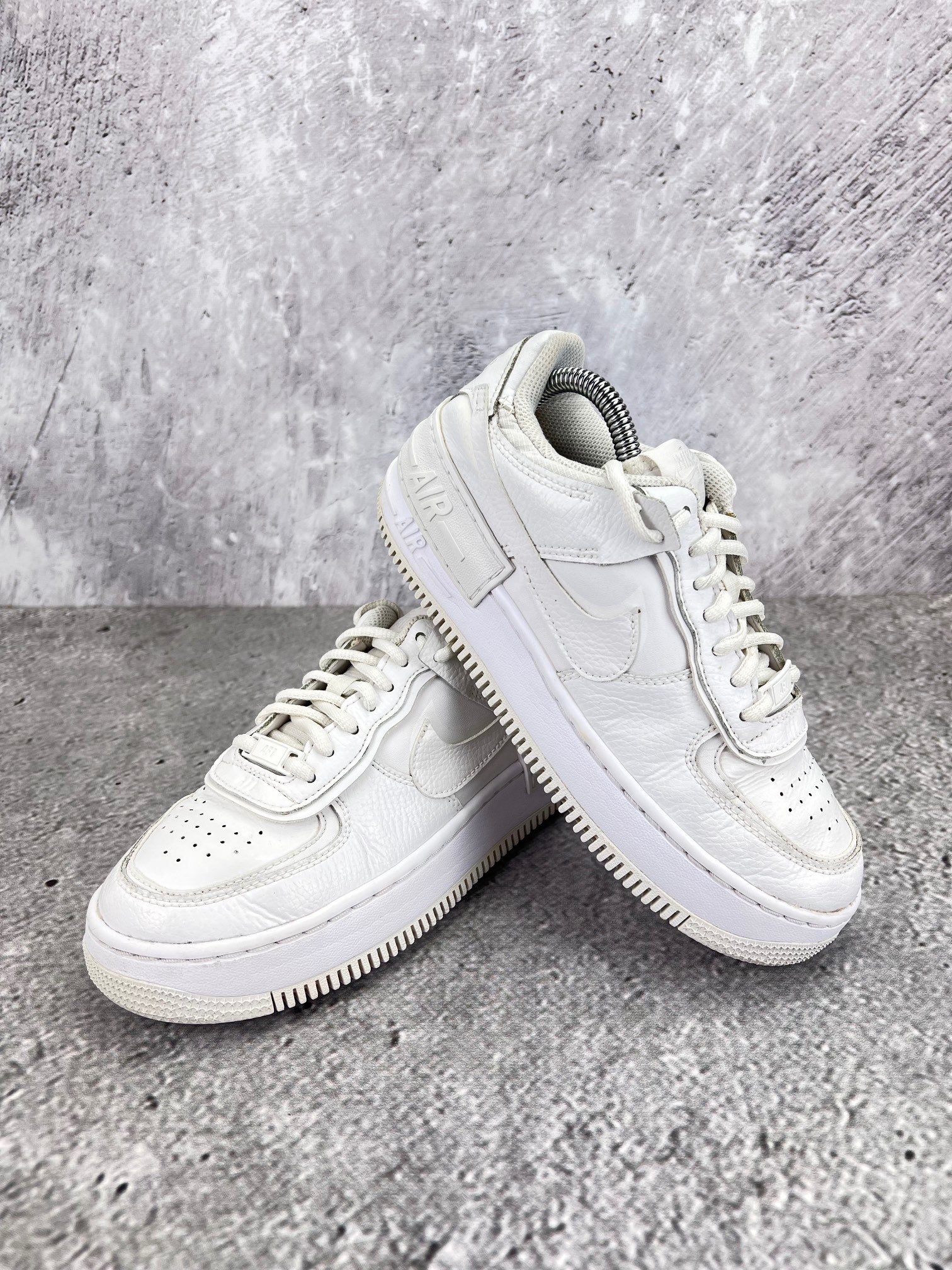 Nike Air Force 1 Shadow Triple White - buty sportowe, para butów, widok z boku na tle studyjnym