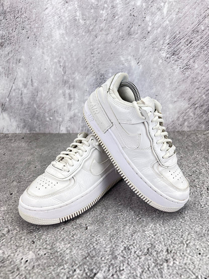 Nike Air Force 1 Shadow Triple White - buty sportowe, para butów, widok z boku na tle studyjnym