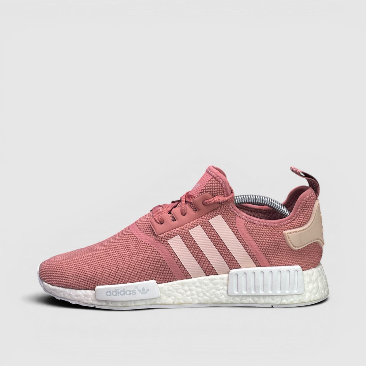 Adidas NMD R1 — buty sportowe damskie w bardzo dobrym stanie rozmiar 42 2/3, boczny profil, lewa strona