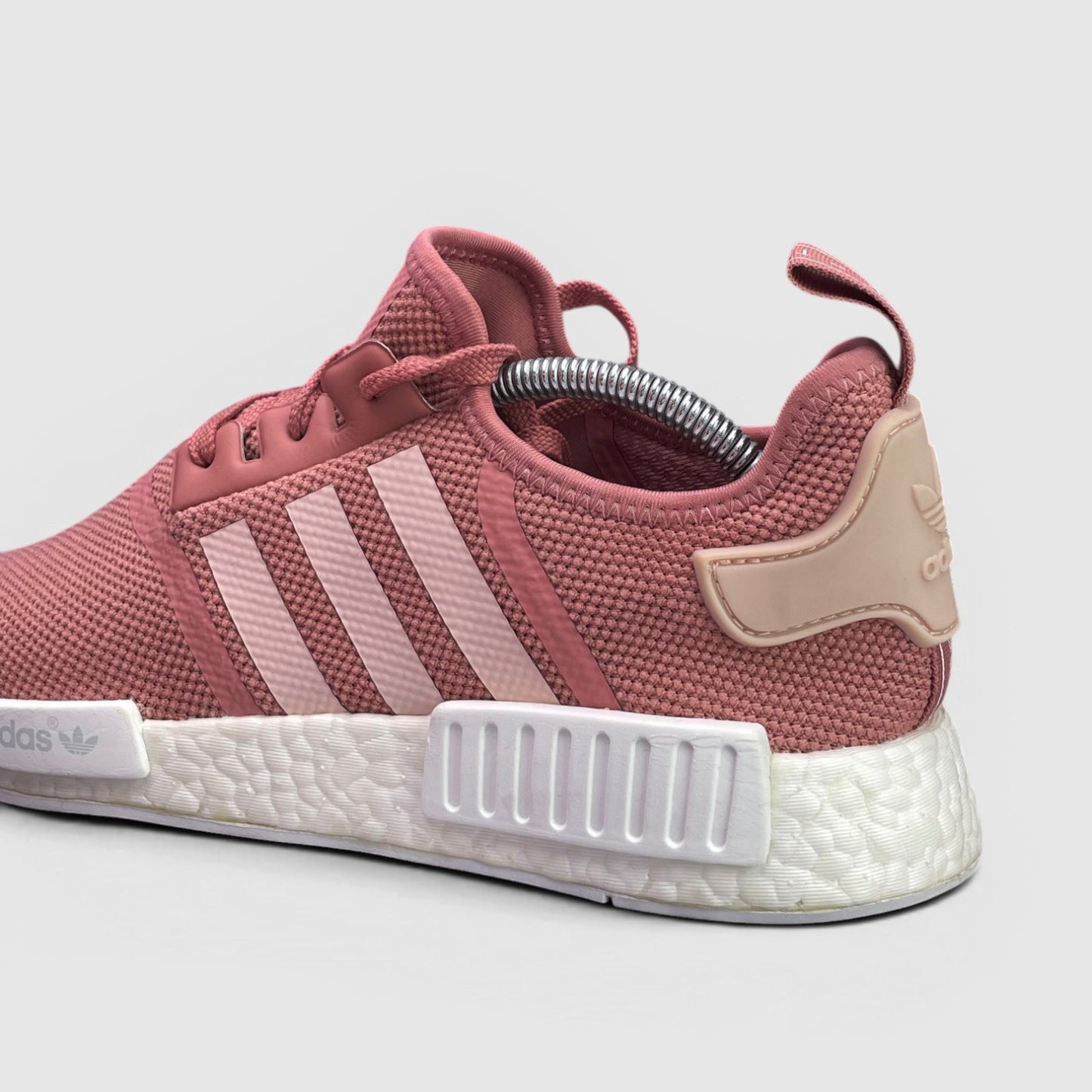 Adidas NMD R1 — buty sportowe damskie w bardzo dobrym stanie rozmiar 42 2/3, boczny profil, prawa strona