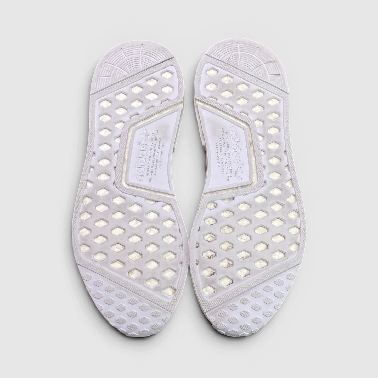Adidas NMD R1 — buty sportowe damskie w bardzo dobrym stanie rozmiar 42 2/3, podeszwa