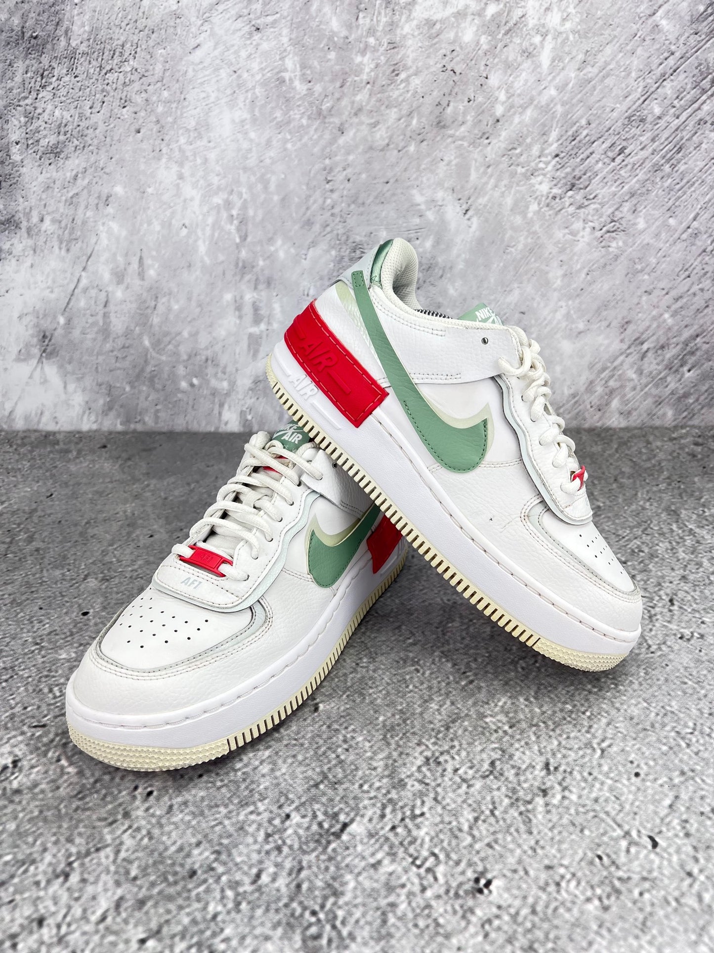 Nike Air Force 1 Low Seafoam - buty sportowe, para butów, widok z boku na tle studyjnym