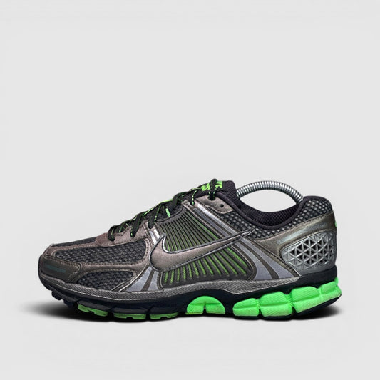 Nike Zoom Vomero 5 Metallic Pewter/Green Strike — buty sportowe męskie w bardzo dobrym stanie rozmiar 41, boczny profil, lewa strona