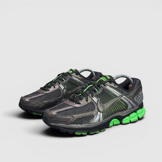 Nike Zoom Vomero 5 Metallic Pewter/Green Strike — buty sportowe męskie w bardzo dobrym stanie rozmiar 41, para butów