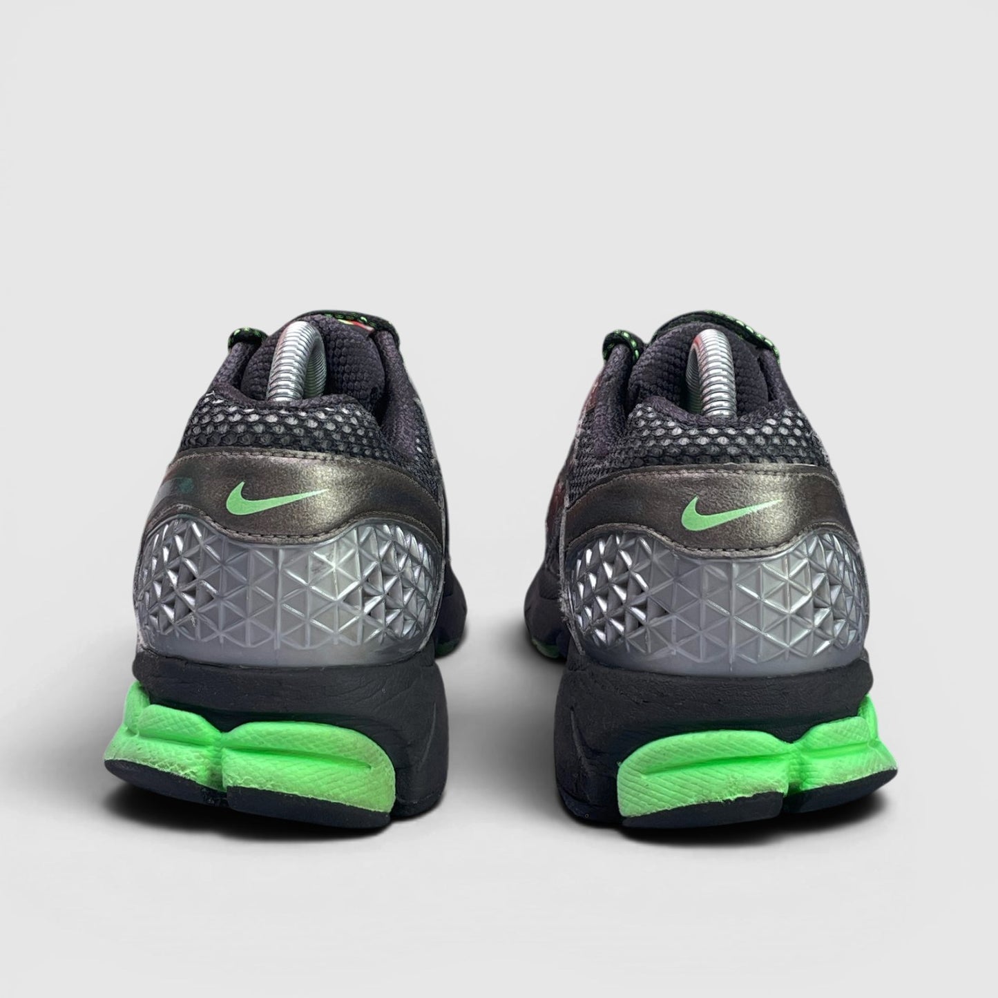 Nike Zoom Vomero 5 Metallic Pewter/Green Strike — buty sportowe męskie w bardzo dobrym stanie rozmiar 41, widok z tyłu