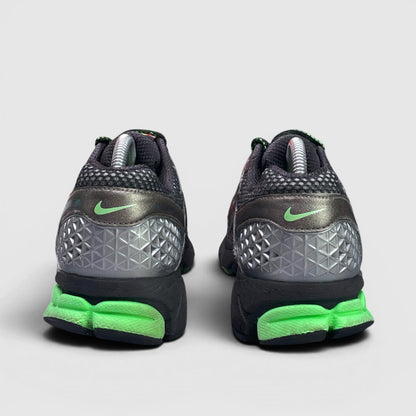 Nike Zoom Vomero 5 Metallic Pewter/Green Strike — buty sportowe męskie w bardzo dobrym stanie rozmiar 41, widok z tyłu