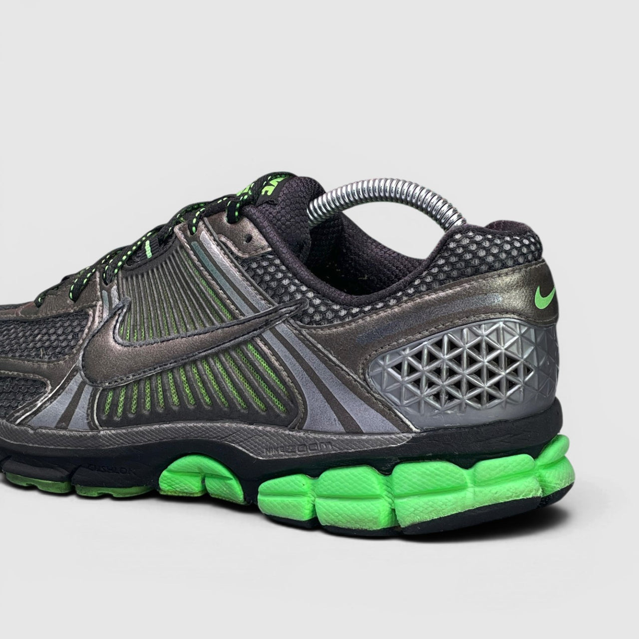 Nike Zoom Vomero 5 Metallic Pewter/Green Strike — buty sportowe męskie w bardzo dobrym stanie rozmiar 41, detal