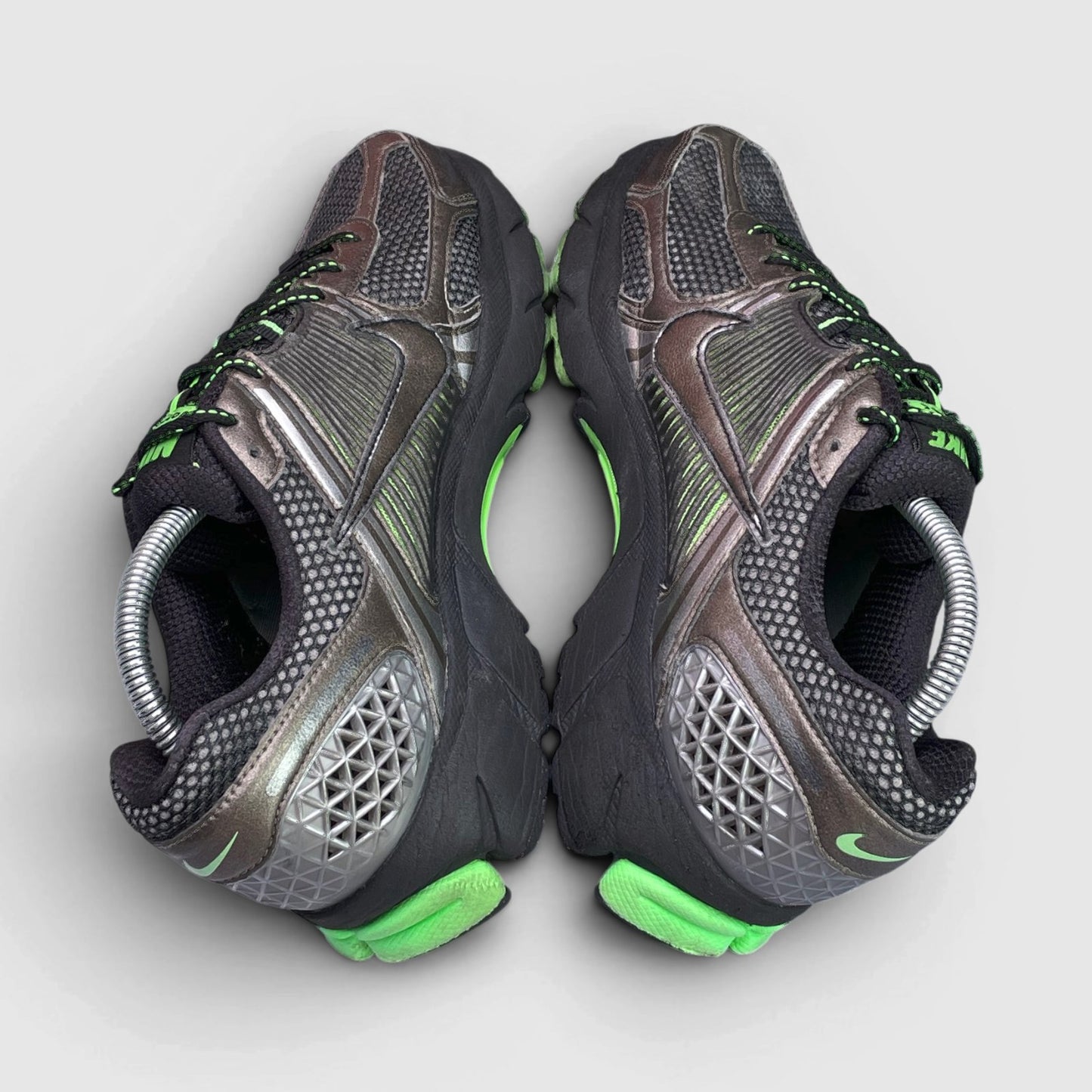 Nike Zoom Vomero 5 Metallic Pewter/Green Strike — buty sportowe męskie w bardzo dobrym stanie rozmiar 41, widok z góry