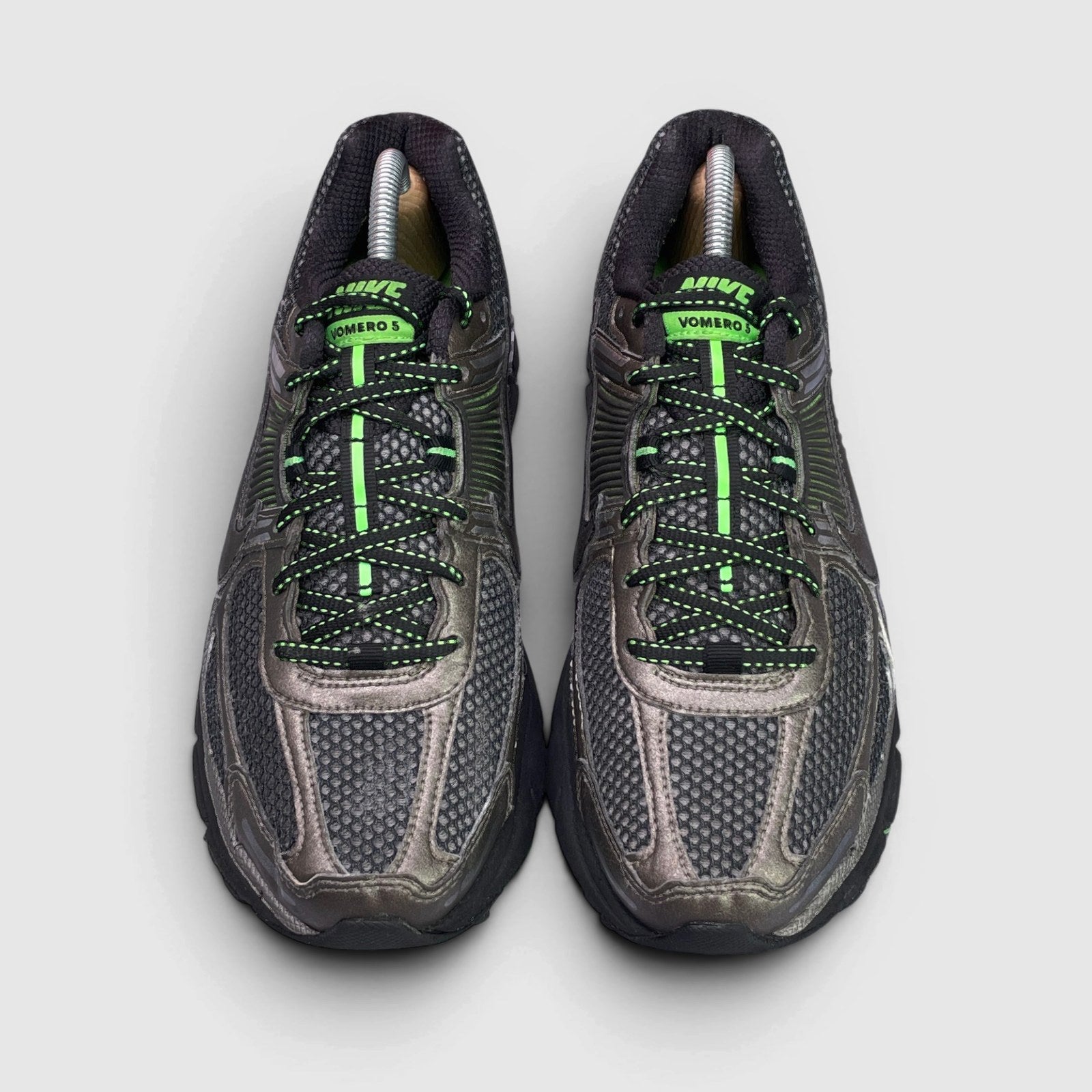 Nike Zoom Vomero 5 Metallic Pewter/Green Strike — buty sportowe męskie w bardzo dobrym stanie rozmiar 41, widok z góry