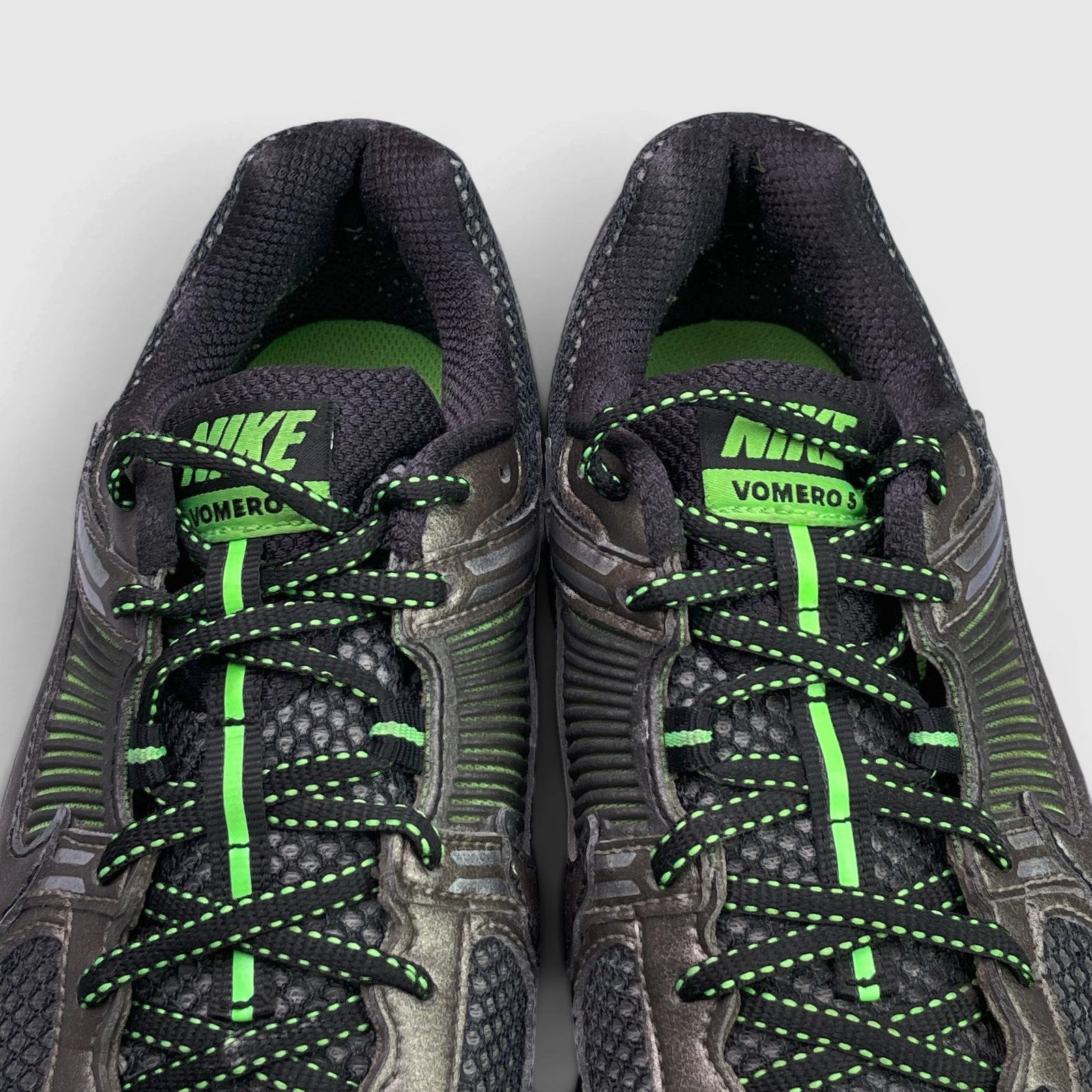 Nike Zoom Vomero 5 Metallic Pewter/Green Strike — buty sportowe męskie w bardzo dobrym stanie rozmiar 41, język buta