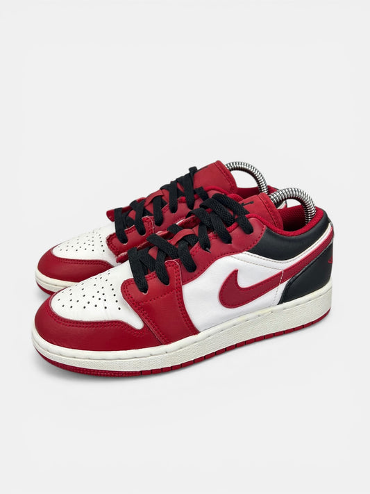 Nike Air Jordan 1 Low Bulls - buty sportowe, widok z boku