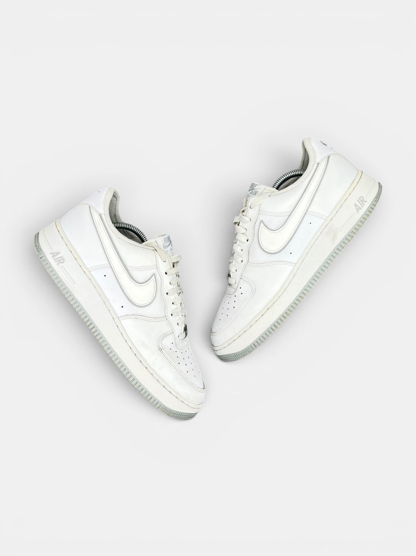 Nike Air Force 1 Low '07 White Wolf Grey - buty sportowe, widok z boku