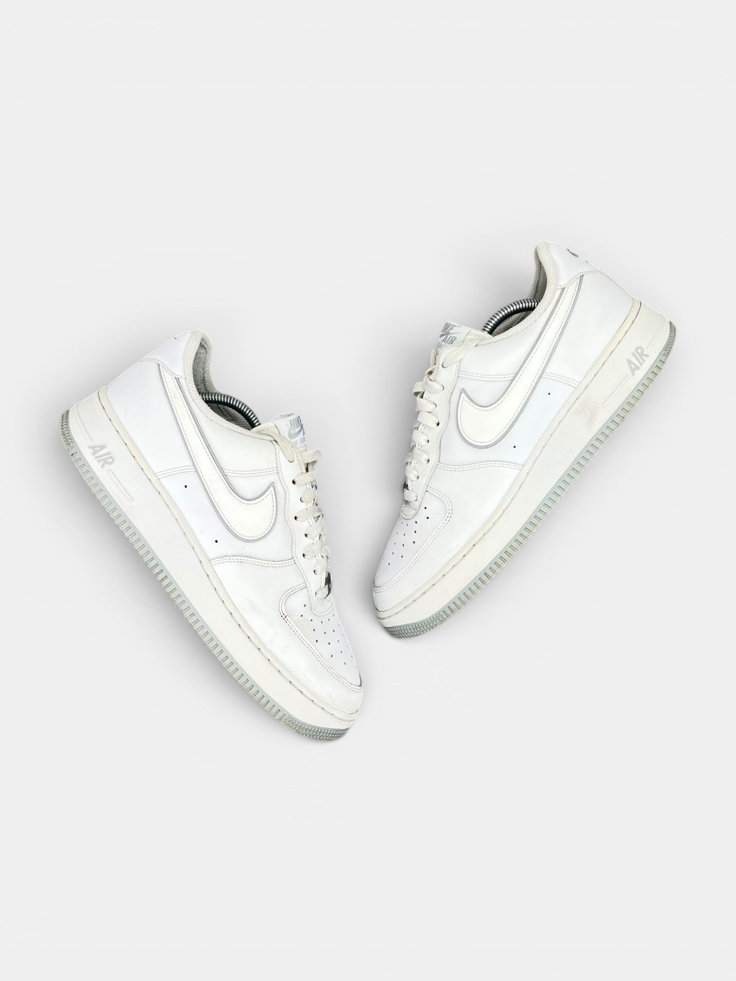 Nike Air Force 1 Low '07 White Wolf Grey - buty sportowe, widok z boku