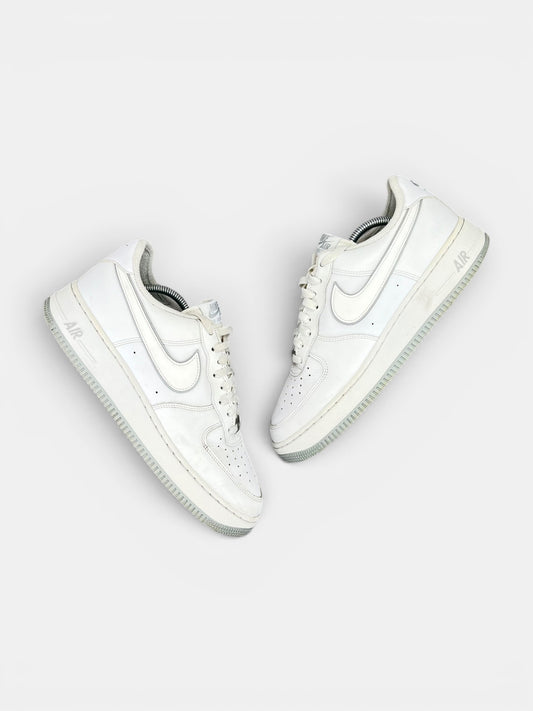 Nike Air Force 1 Low '07 White Wolf Grey - buty sportowe, widok z boku