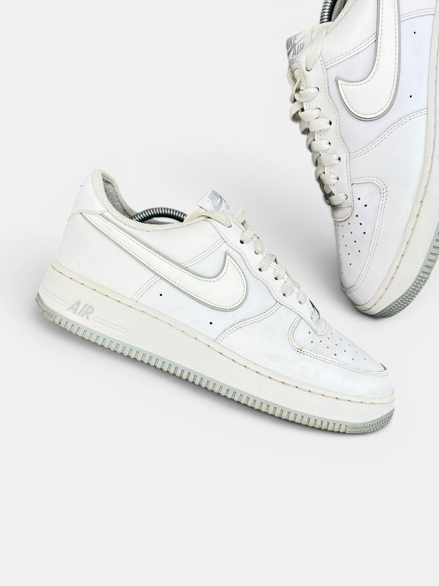 Nike Air Force 1 Low '07 White Wolf Grey - buty sportowe, boczny profil