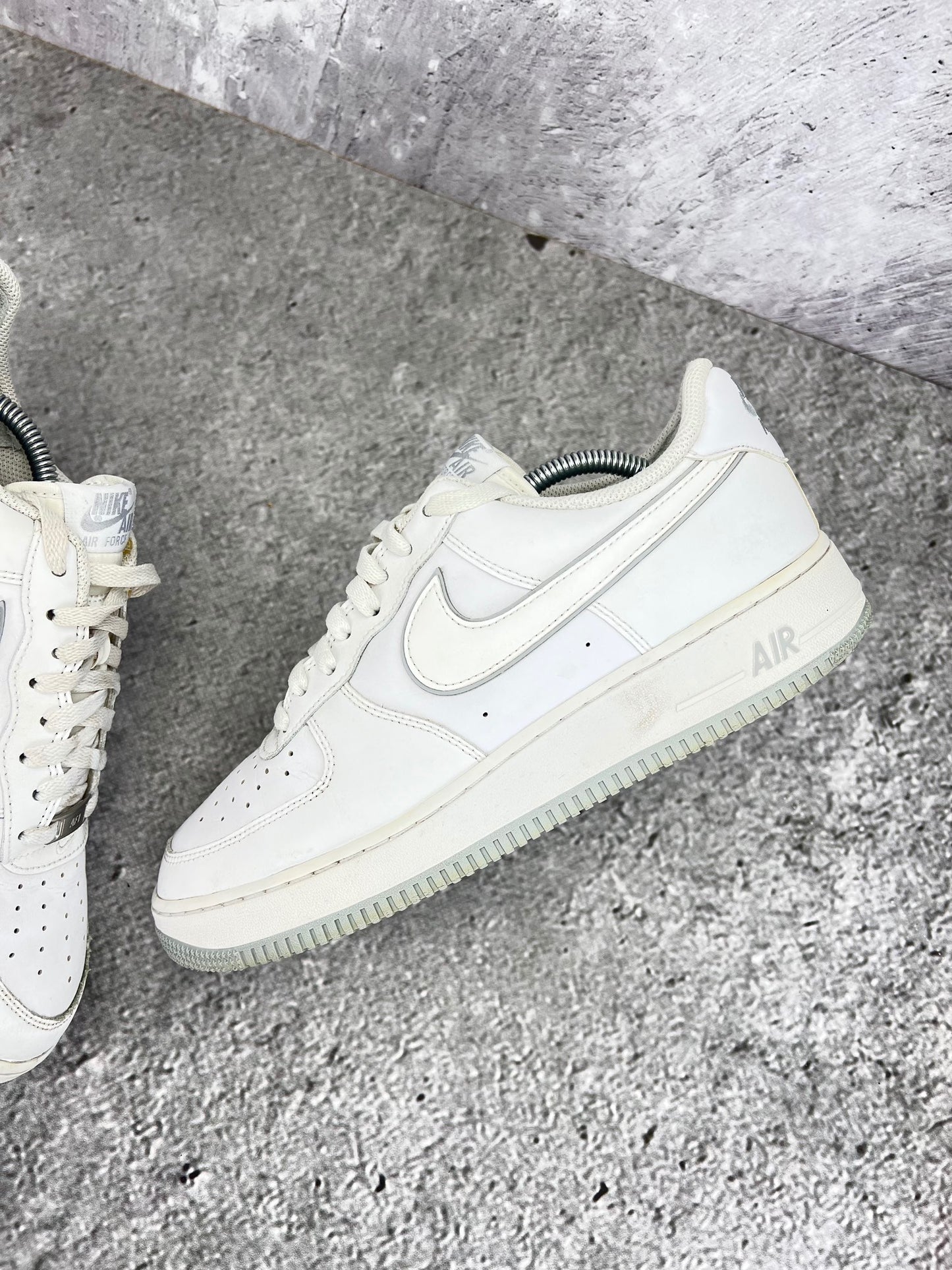 Nike Air Force 1 Low '07 White Wolf Grey - buty sportowe, widok z góry na zewnętrzną stronę butów