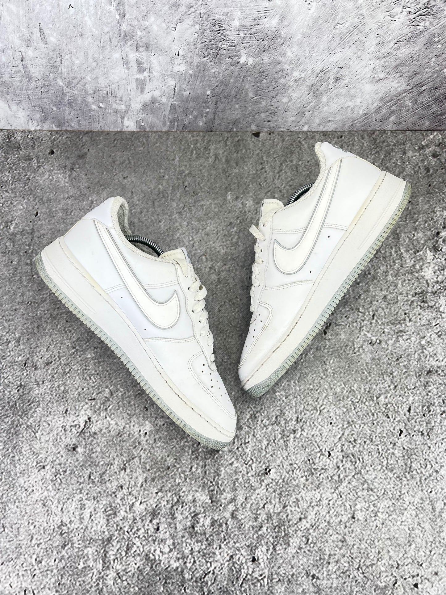 Nike Air Force 1 Low '07 White Wolf Grey - buty sportowe, zewnętrzny panel prawego buta