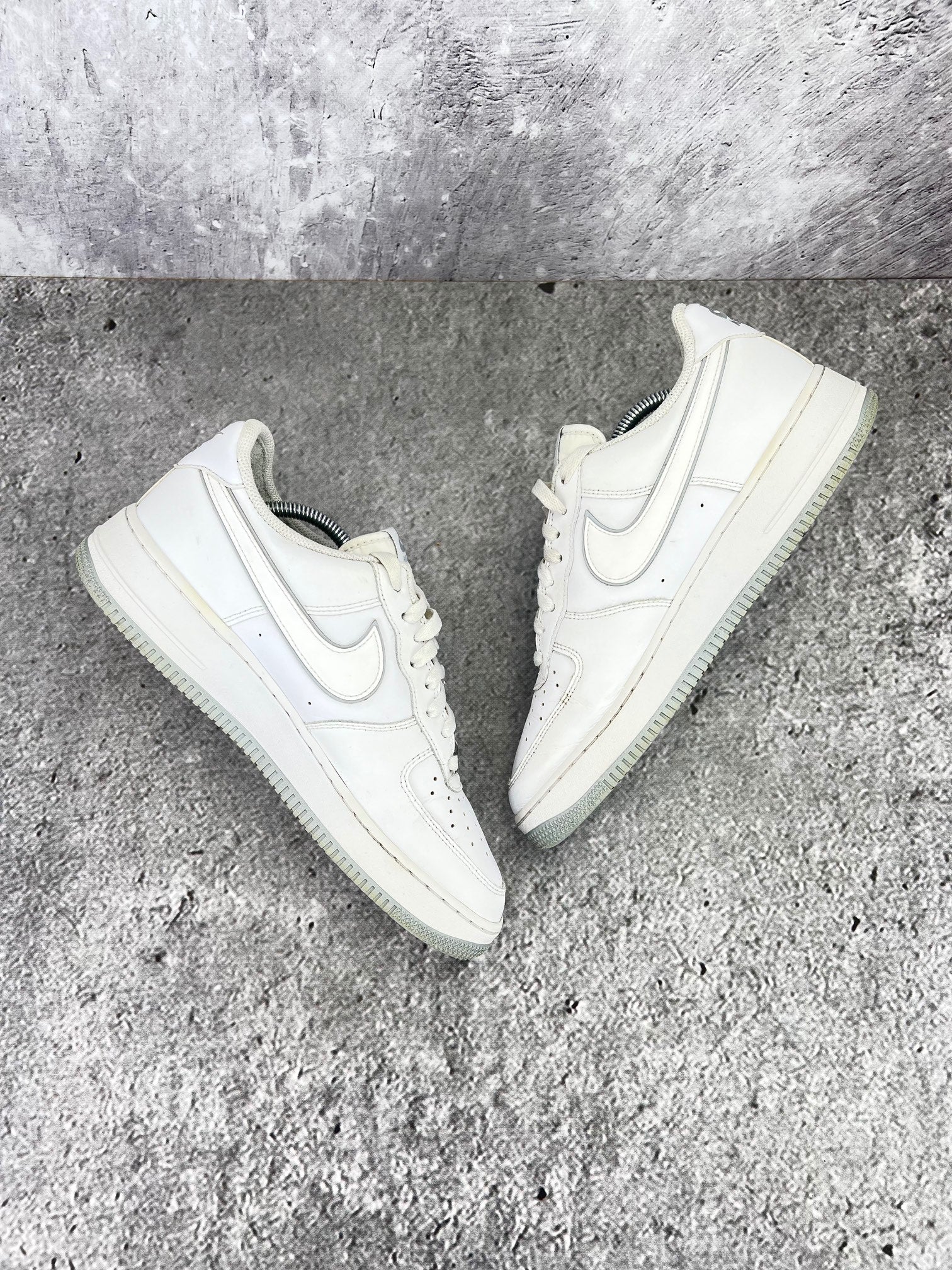Nike Air Force 1 Low '07 White Wolf Grey - buty sportowe, zewnętrzny panel prawego buta
