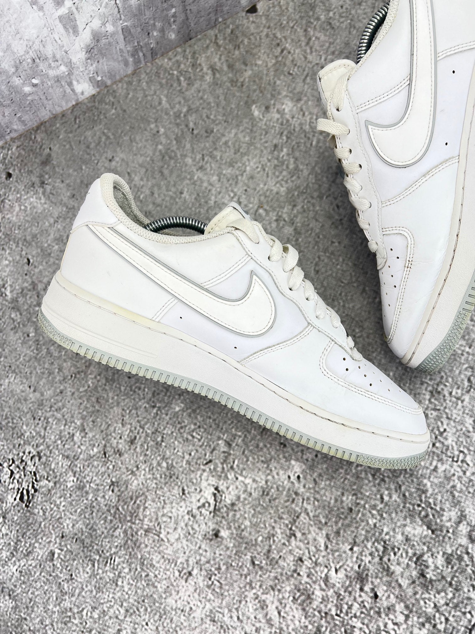 Nike Air Force 1 Low '07 White Wolf Grey - buty sportowe, zewnętrzny panel lewego buta