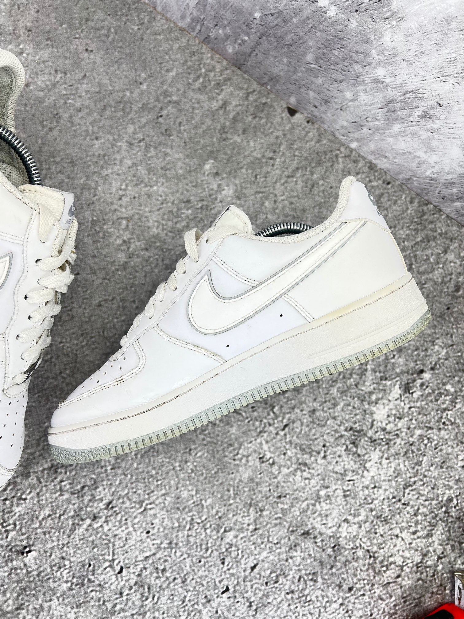 Nike Air Force 1 Low '07 White Wolf Grey - buty sportowe, widok z góry na wewnętrzną stronę butów