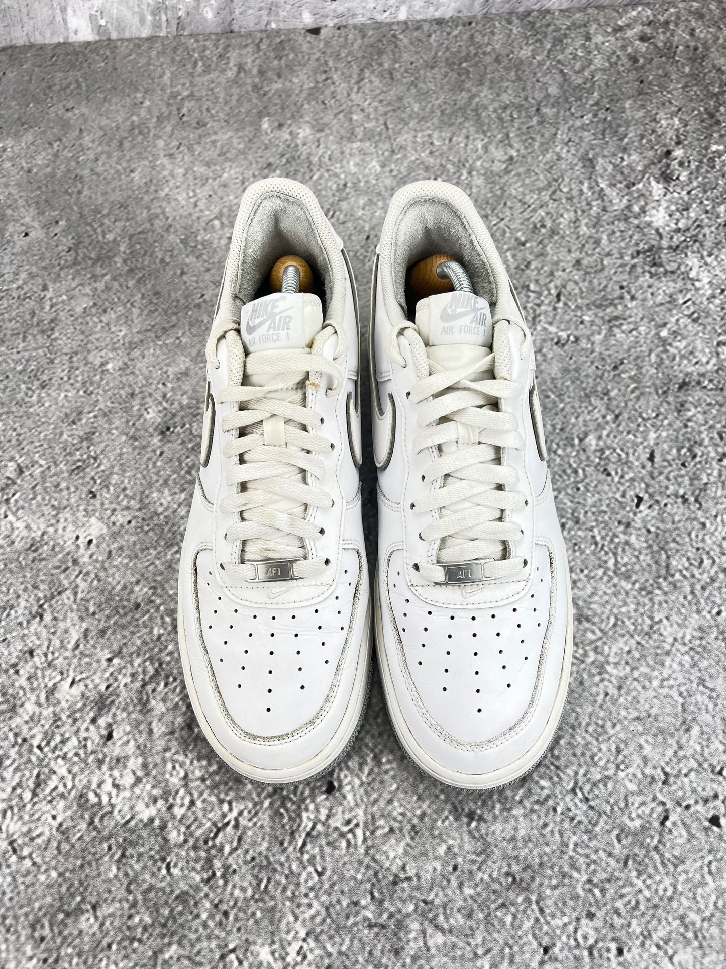 Nike Air Force 1 Low '07 White Wolf Grey - buty sportowe, wewnętrzny panel lewego buta