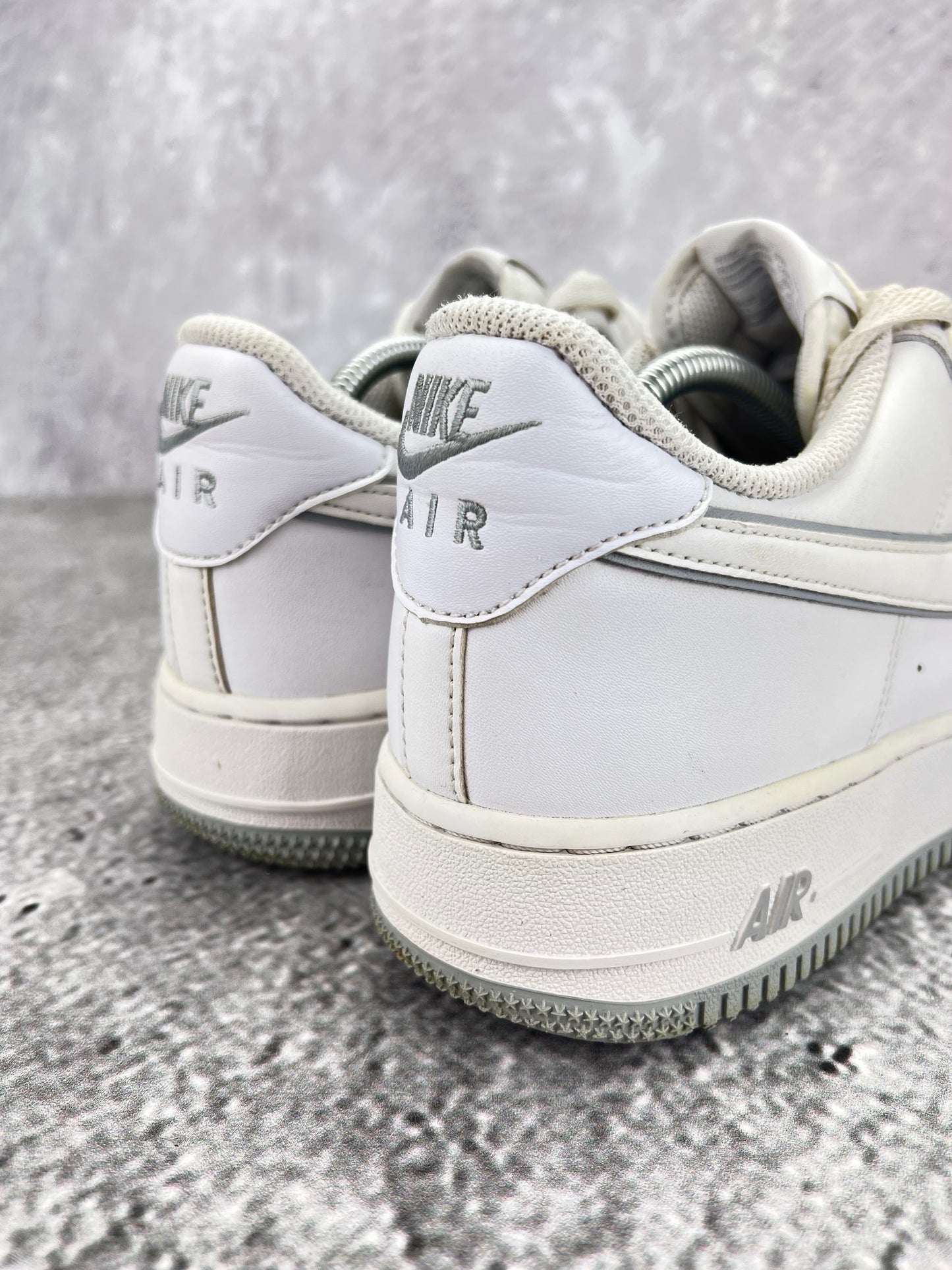Nike Air Force 1 Low '07 White Wolf Grey - buty sportowe, wewnętrzny panel prawego buta