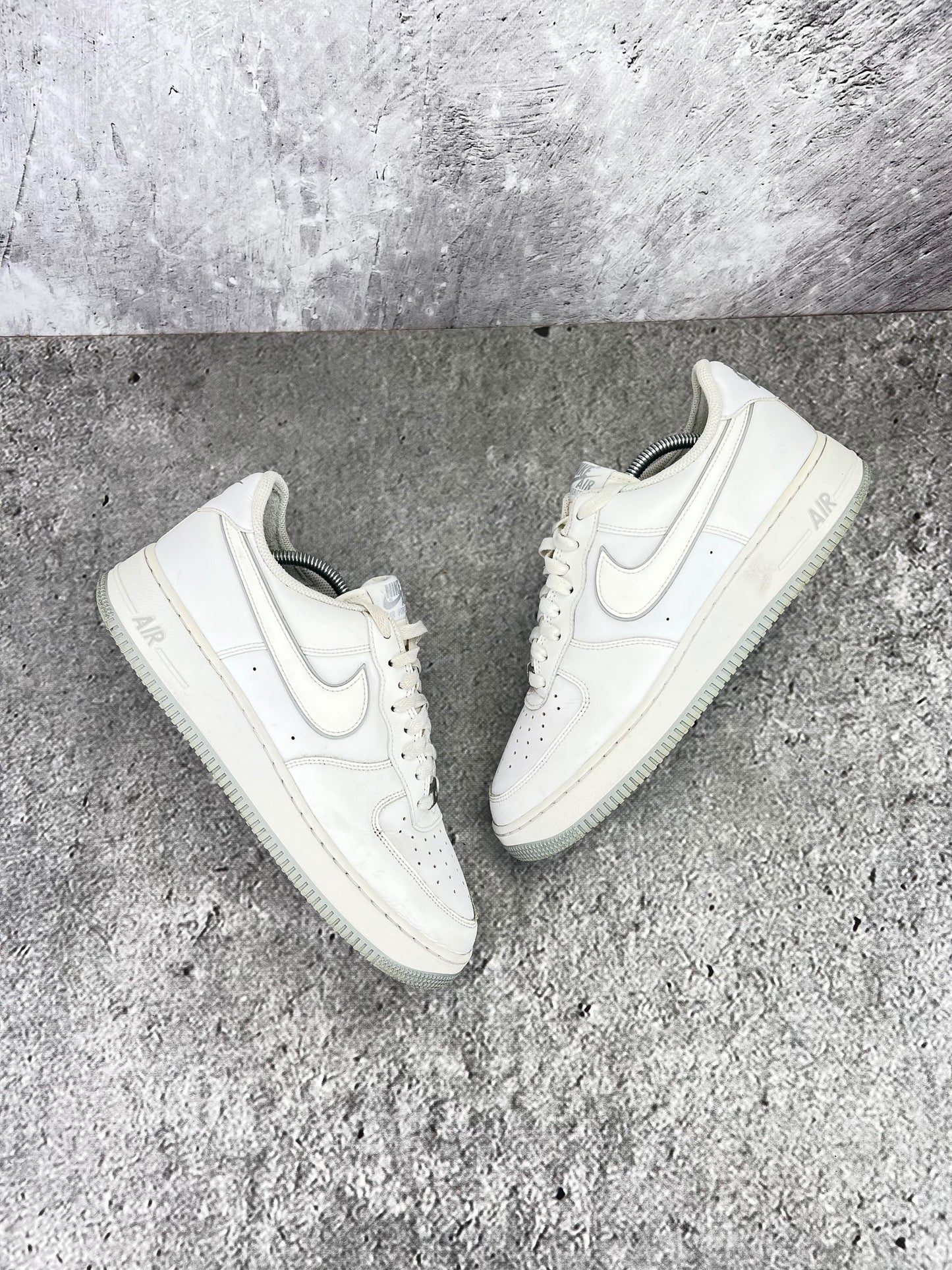 Nike Air Force 1 Low '07 White Wolf Grey - buty sportowe, widok z boku na tle studyjnym