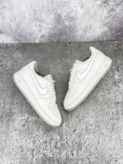 Nike Air Force 1 Low '07 White Wolf Grey - buty sportowe, widok z boku na tle studyjnym