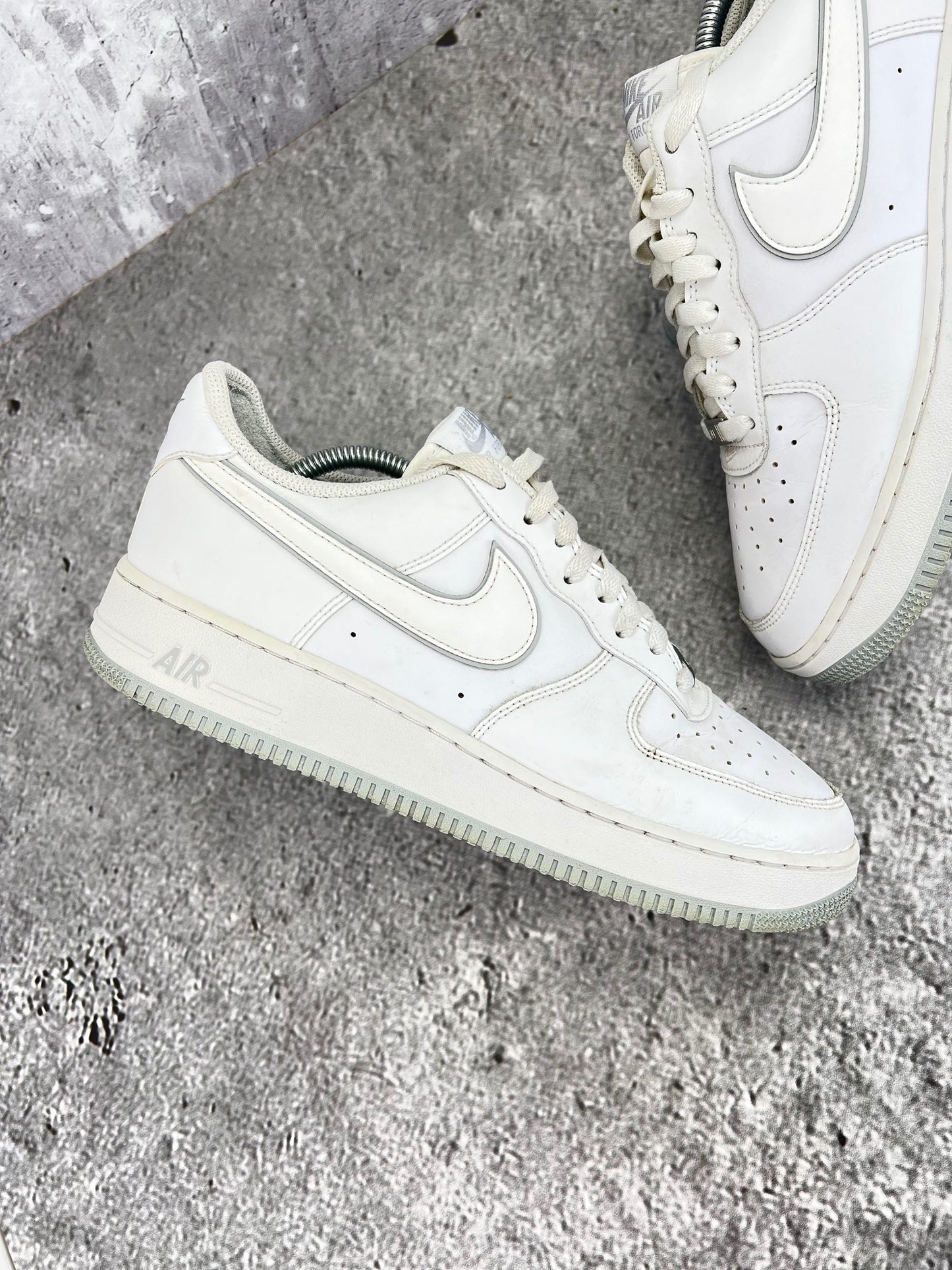 Nike Air Force 1 Low '07 White Wolf Grey - buty sportowe, para butów, widok z boku na tle studyjnym