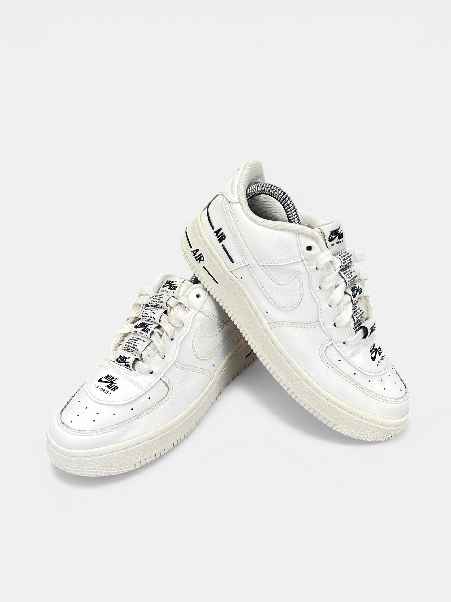 Nike Air Force 1 LV8 3 Multiple Logos - buty sportowe, boczny profil