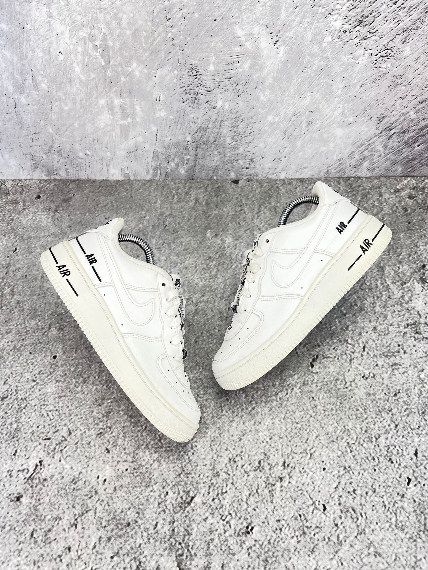 Nike Air Force 1 LV8 3 Multiple Logos - buty sportowe, widok z góry na zewnętrzną stronę butów