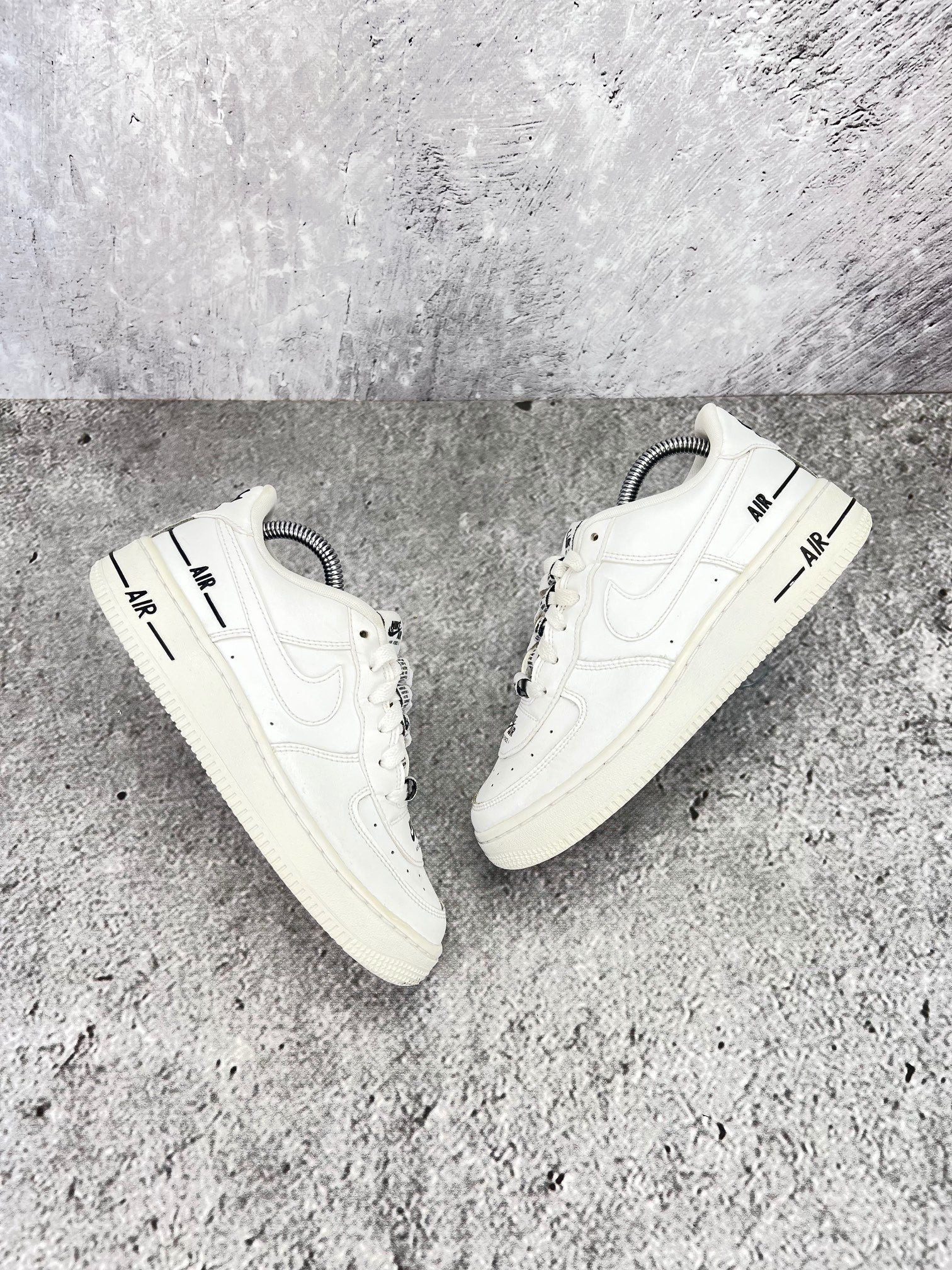 Nike Air Force 1 LV8 3 Multiple Logos - buty sportowe, widok z góry na zewnętrzną stronę butów