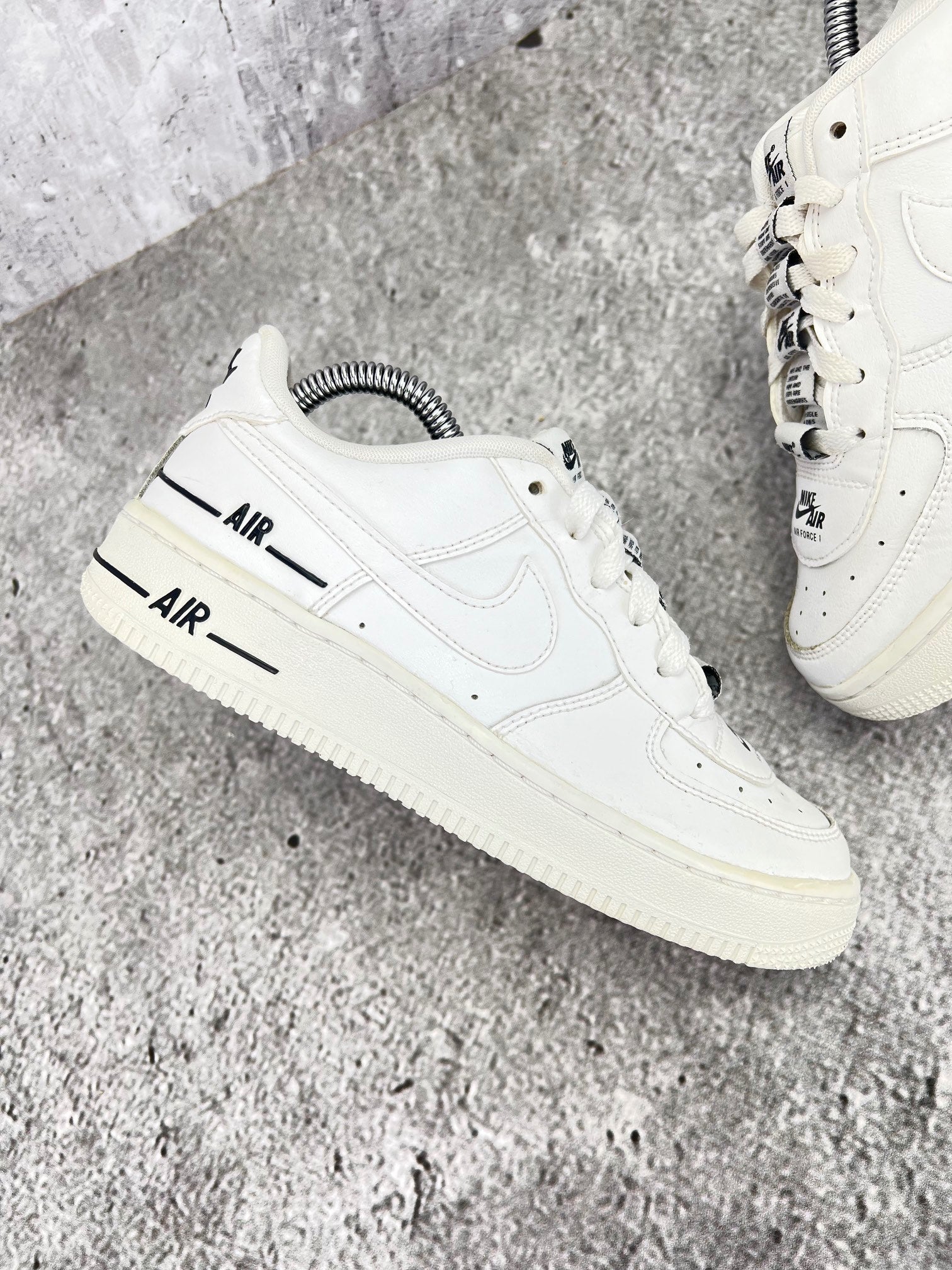 Nike Air Force 1 LV8 3 Multiple Logos - buty sportowe, zewnętrzny panel prawego buta