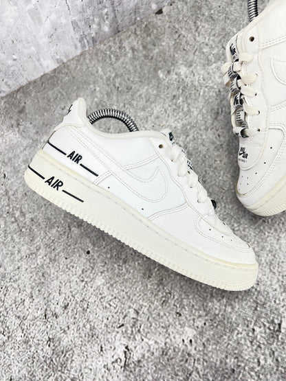 Nike Air Force 1 LV8 3 Multiple Logos - buty sportowe, zewnętrzny panel prawego buta
