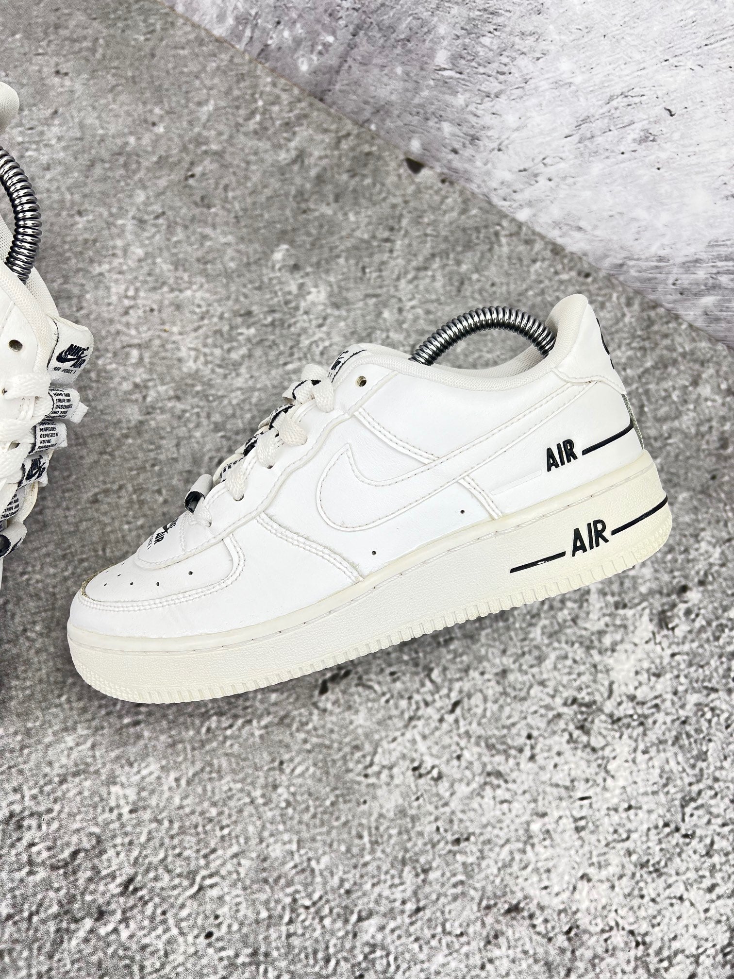 Nike Air Force 1 LV8 3 Multiple Logos - buty sportowe, zewnętrzny panel lewego buta