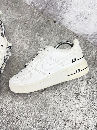 Nike Air Force 1 LV8 3 Multiple Logos - buty sportowe, zewnętrzny panel lewego buta