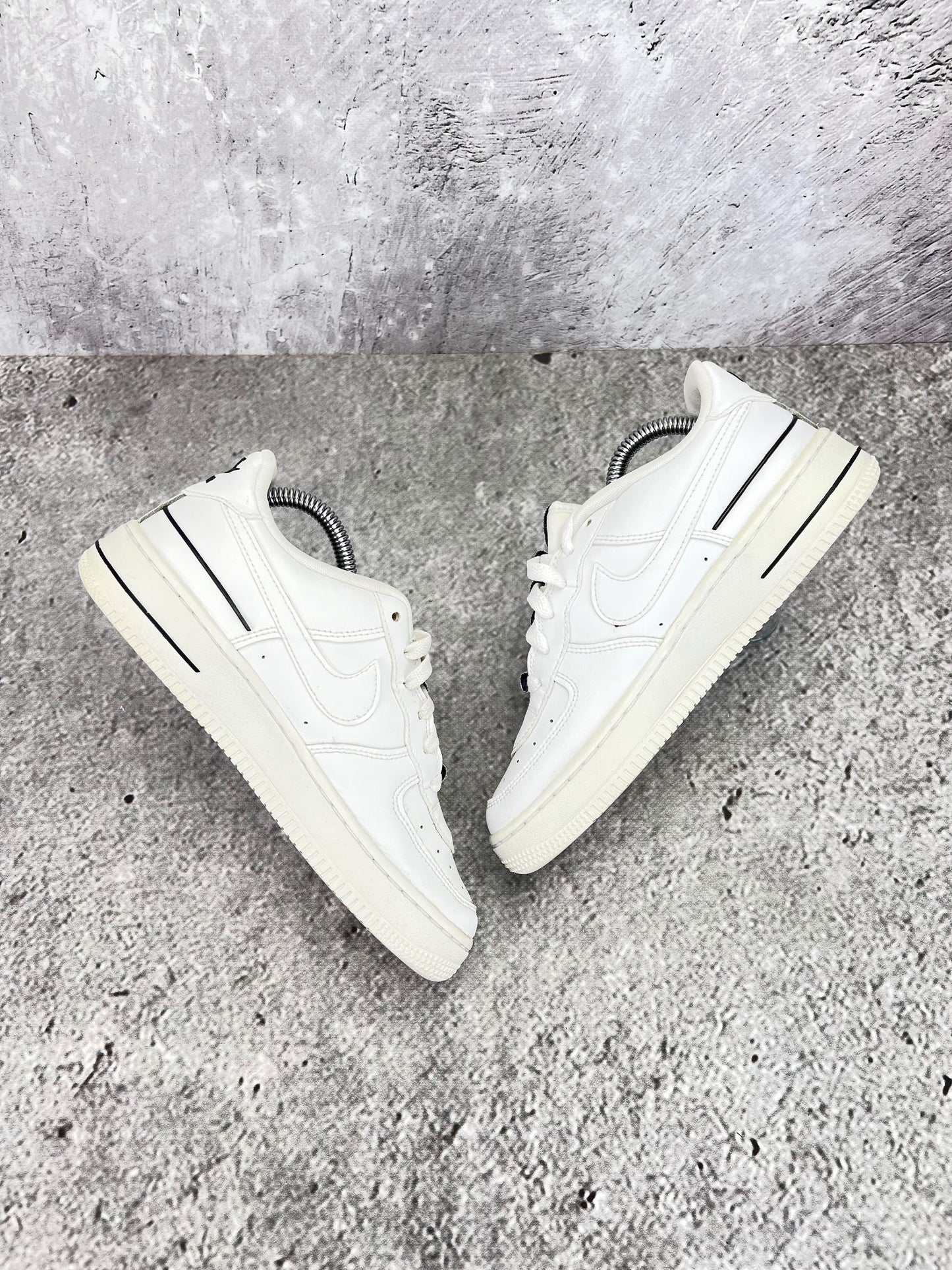 Nike Air Force 1 LV8 3 Multiple Logos - buty sportowe, widok z góry na wewnętrzną stronę butów