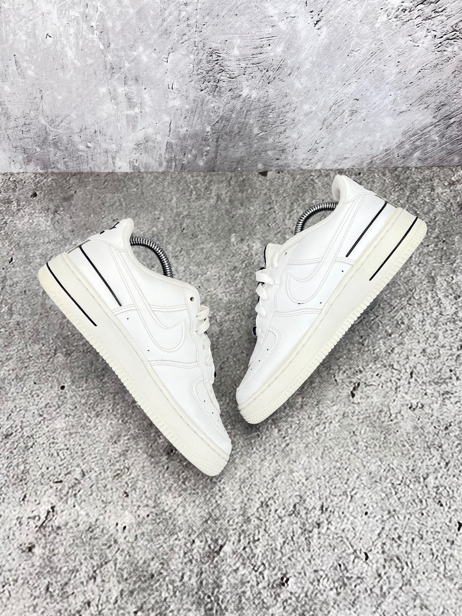 Nike Air Force 1 LV8 3 Multiple Logos - buty sportowe, widok z góry na wewnętrzną stronę butów