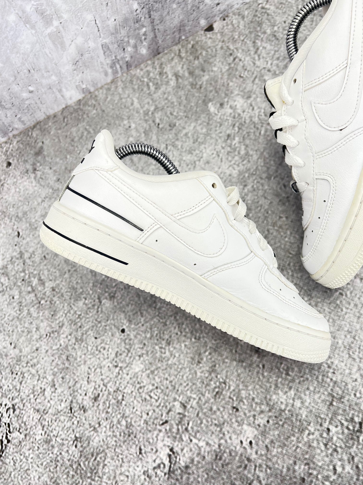 Nike Air Force 1 LV8 3 Multiple Logos - buty sportowe, wewnętrzny panel lewego buta