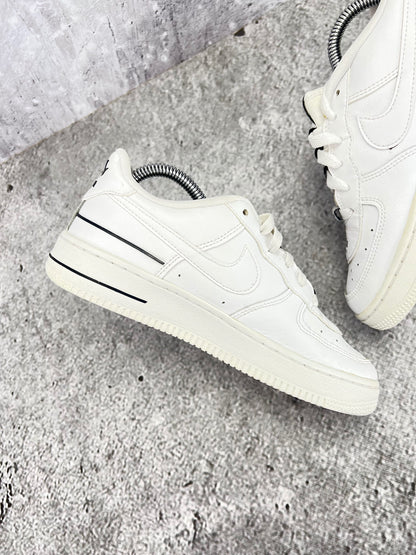 Nike Air Force 1 LV8 3 Multiple Logos - buty sportowe, wewnętrzny panel lewego buta
